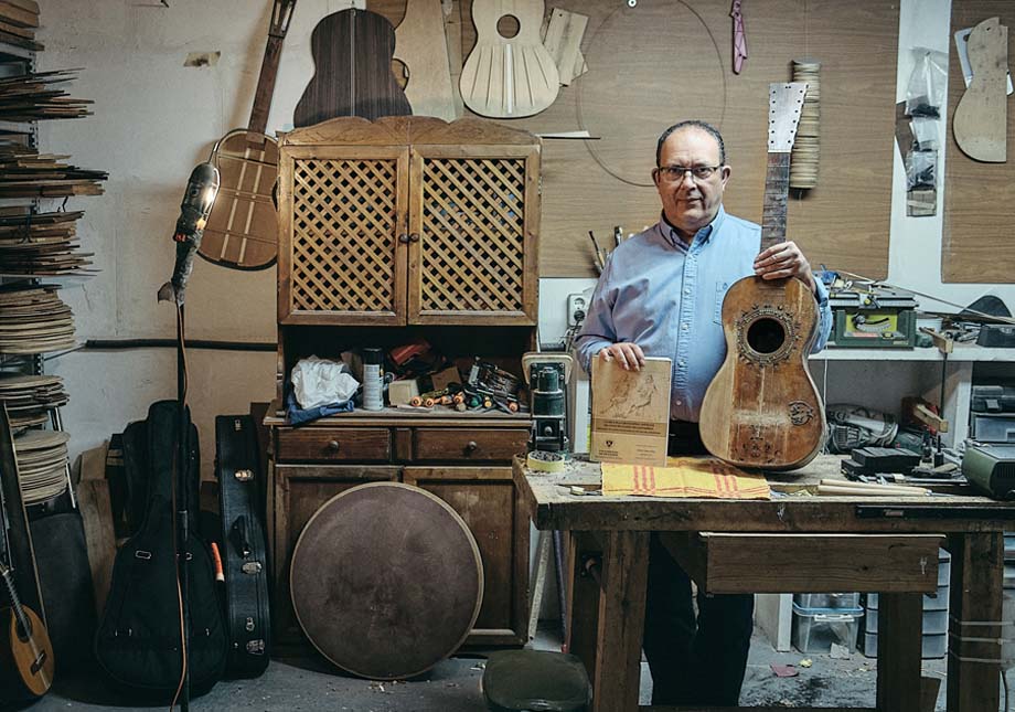 Aaron García | The Origin of the Guitar | Pagés, Caro, Pernas, Torres, Santos Hernández. Interview at his workshop.